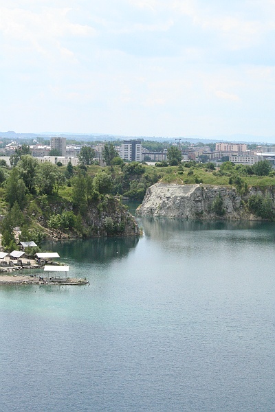 Obraz 106.jpg - Zakrzówek - zalany kamieniołom, który obecnie przekształcił się w malownicze jeziorko, widoczna baza płetwonurków